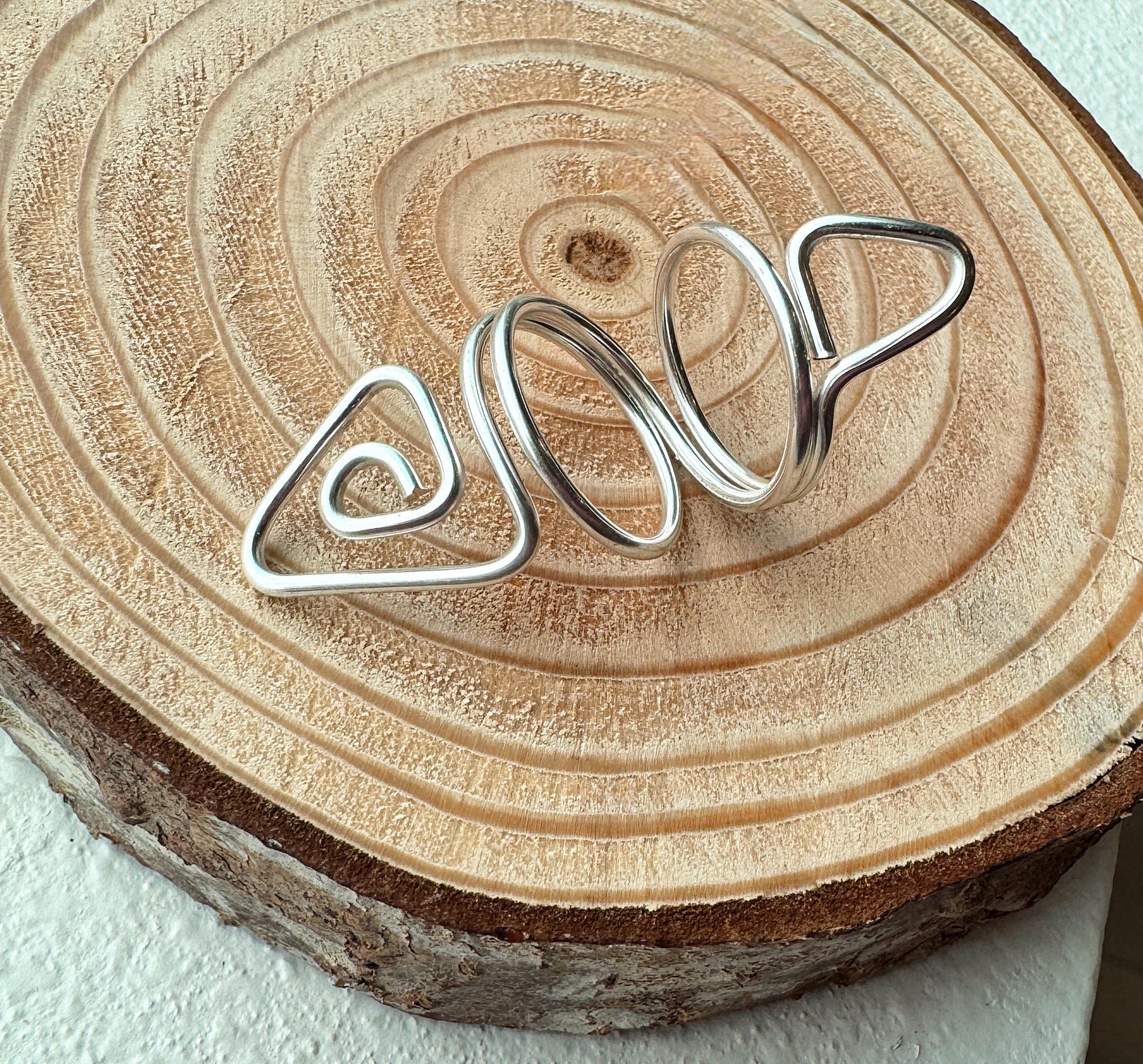 The Foxtail swan neck ring splint, handmade by Evergreen Ring Splints